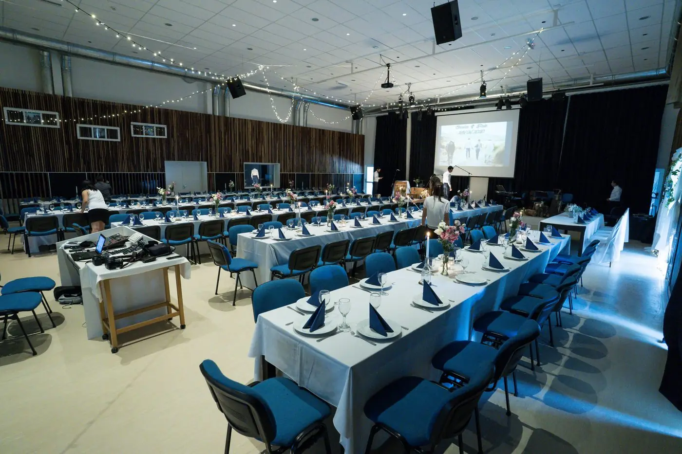 Gran salón preparado para boda