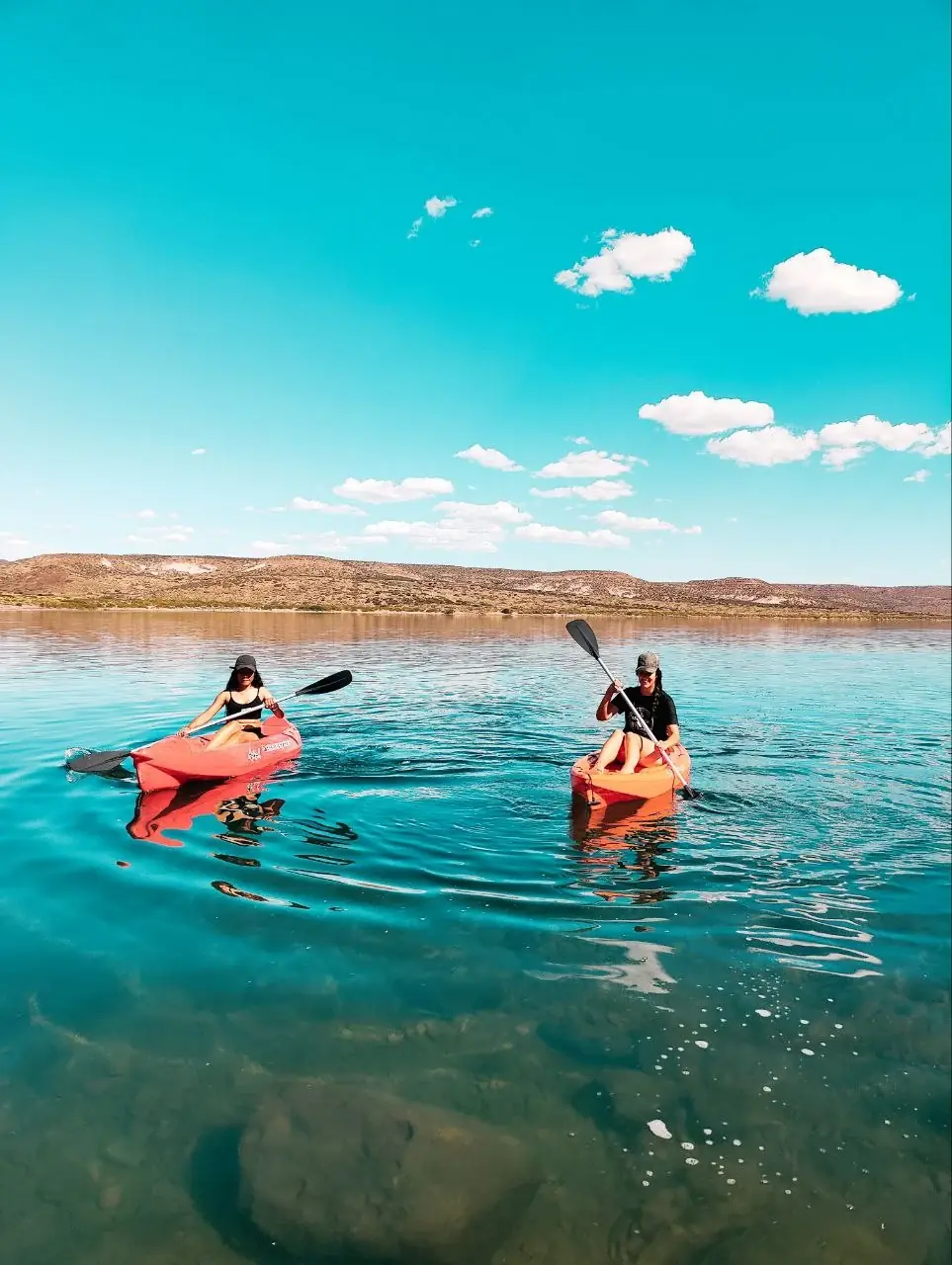 Kayaks en el lago turquesa