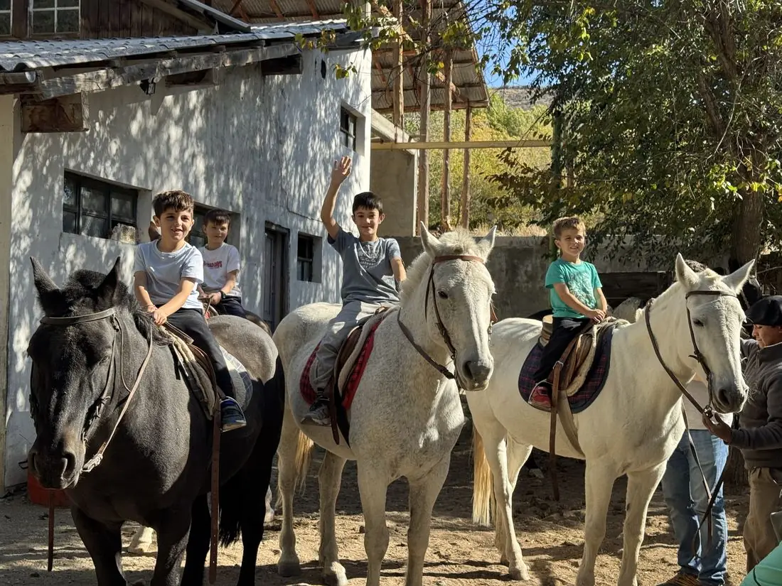 Niños a caballo en la estancia