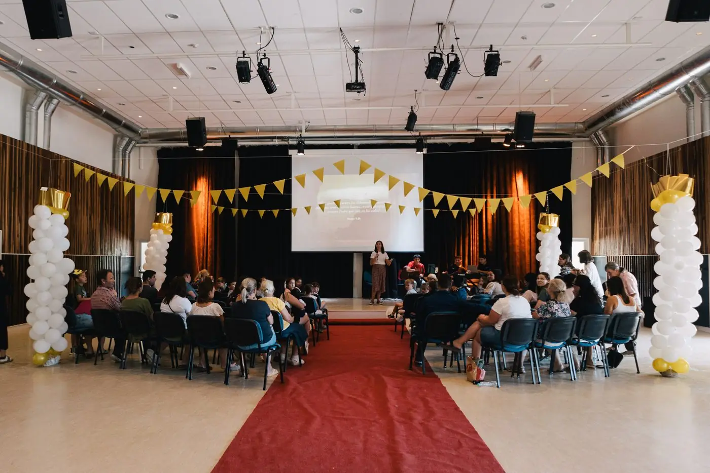 Salón gala con decoración dorada