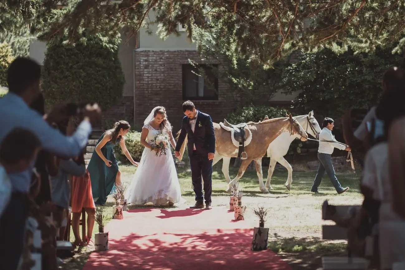 Novios en el parque de la estancia