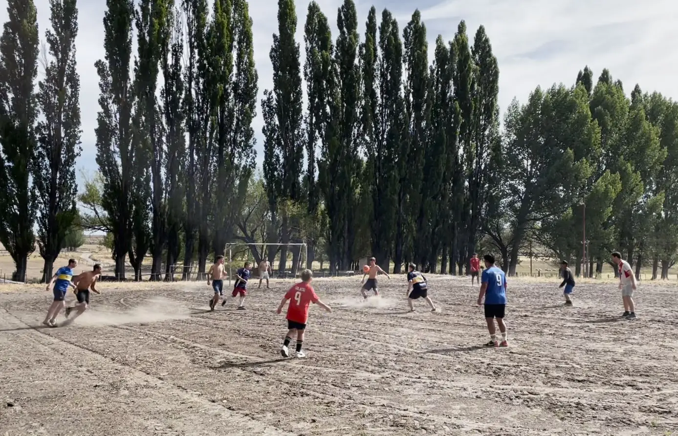Partido de fútbol en la estancia