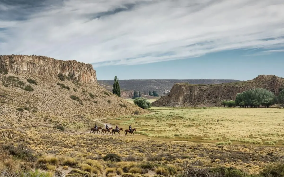 Cabalgatas en la estepa patagónica