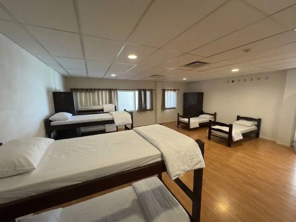 Habitaci&oacute;n grupal con varias camas