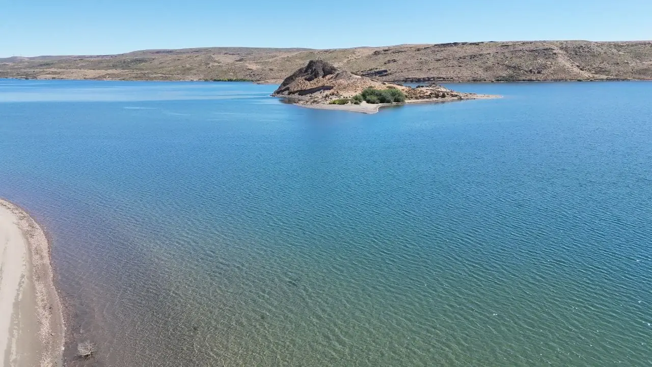 Playa y isla en el lago