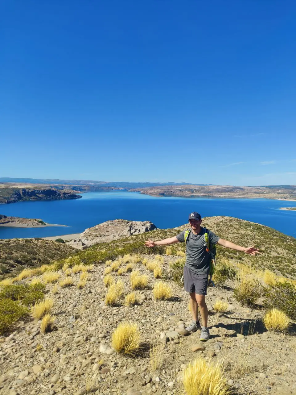 Vista al lago desde el sendero