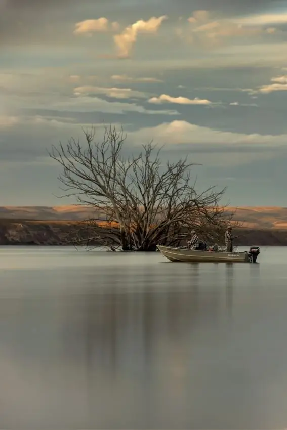Pescadores en bote sobre el embalse