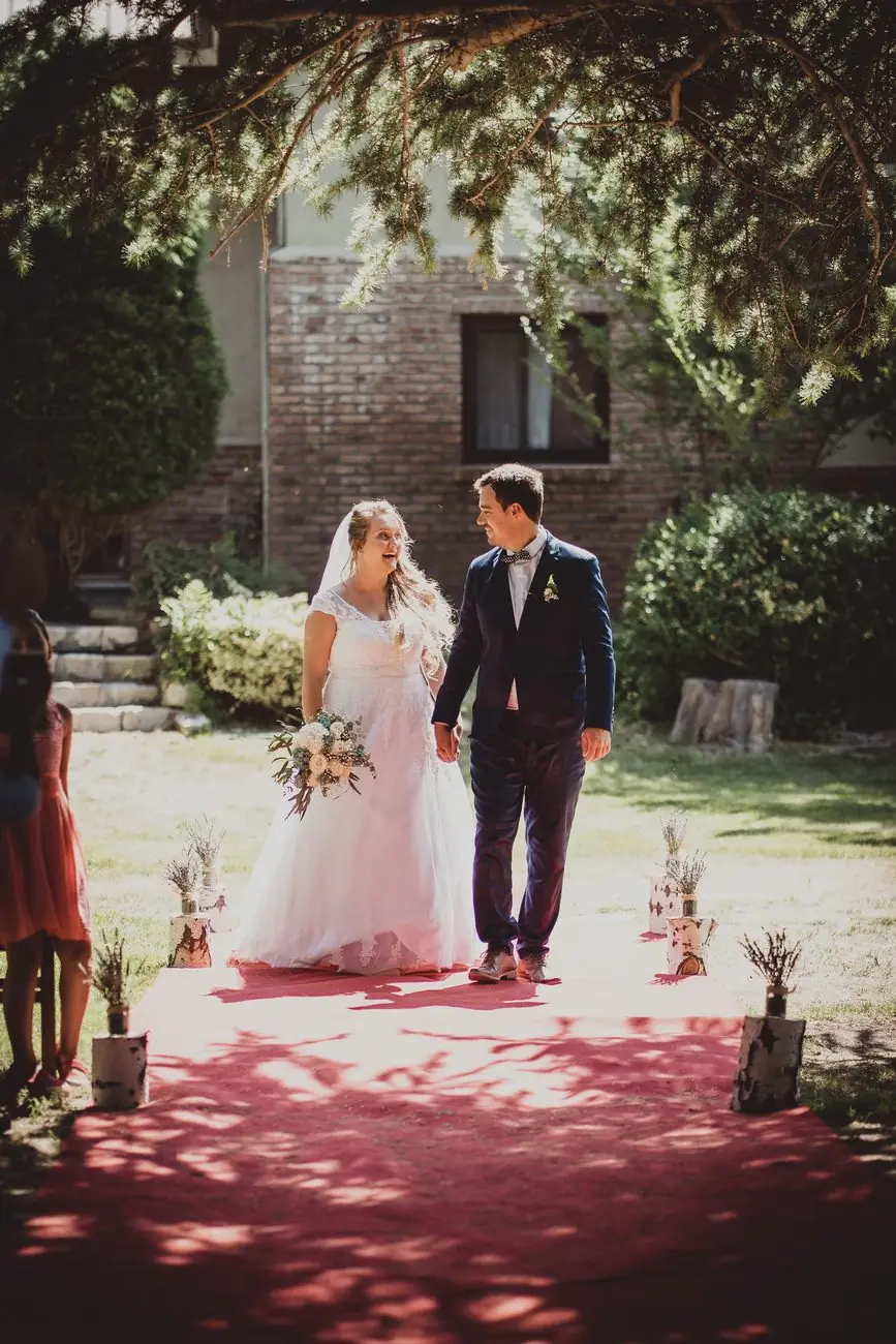 Invitadas caminando al altar
