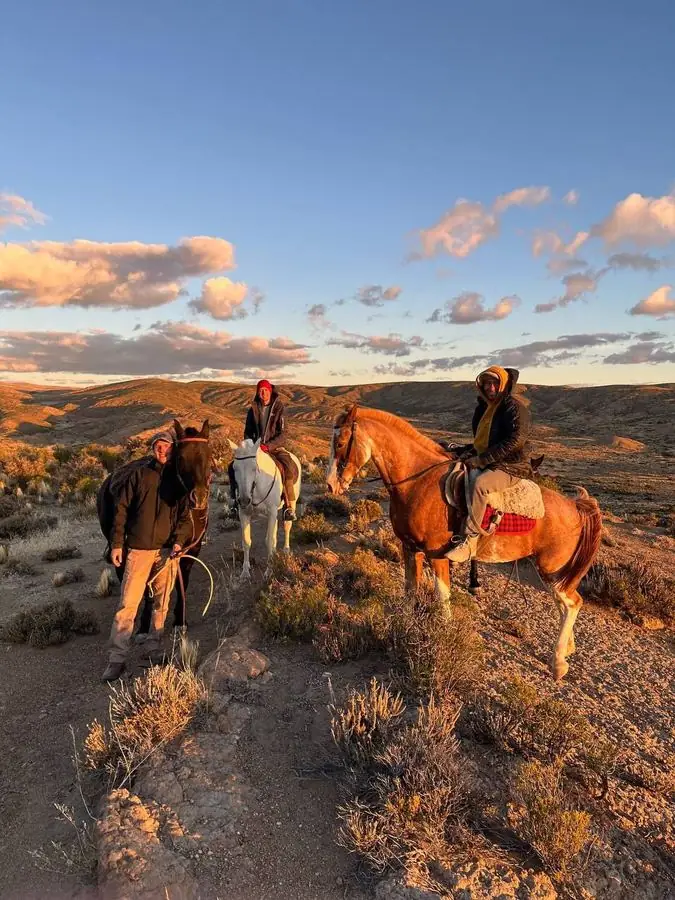 Cabalgata al atardecer en la estepa