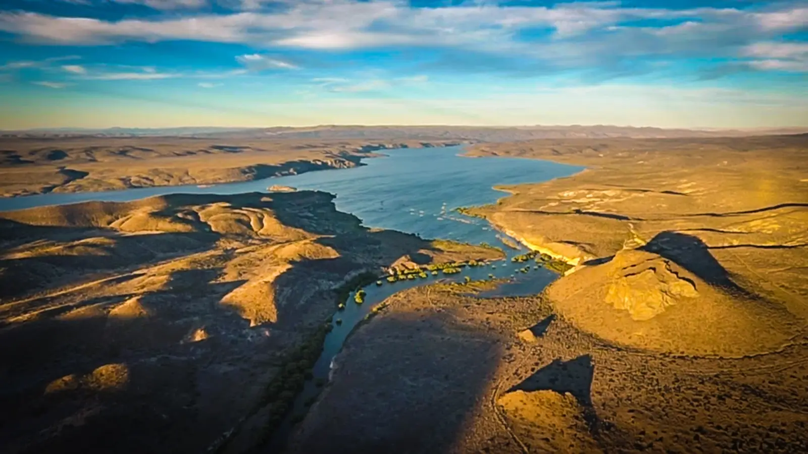 Vista aérea del lago y el río