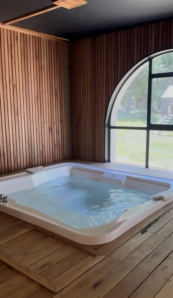 Jacuzzi con vista al jardín