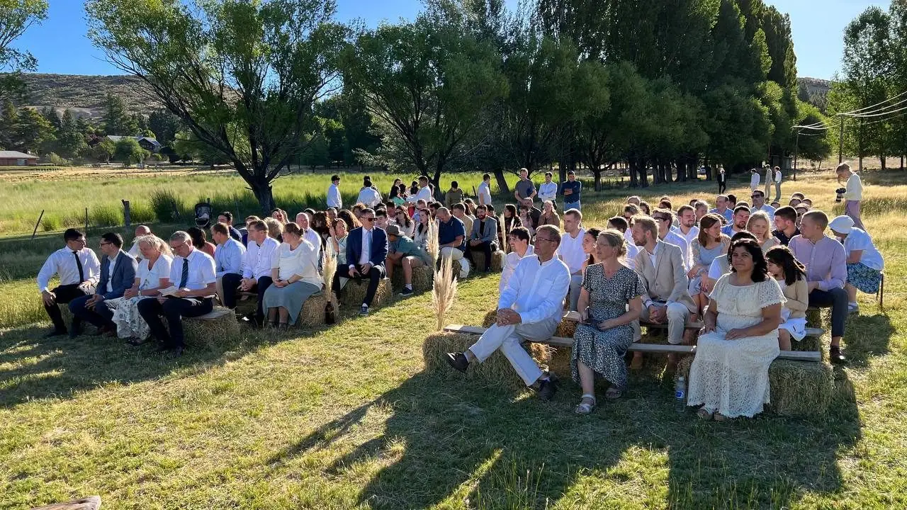 Invitados en la ceremonia exterior