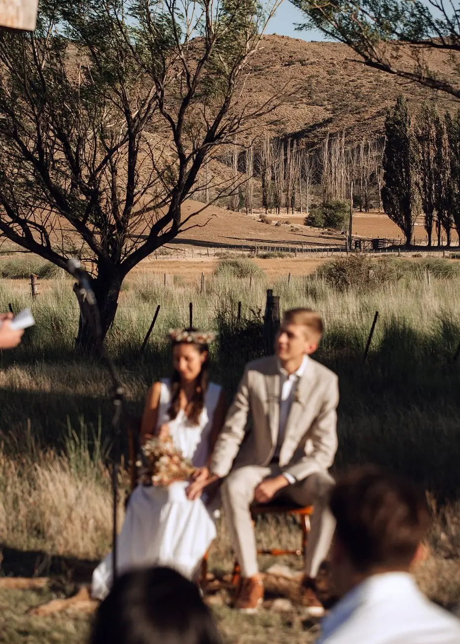 Novios en la ceremonia exterior