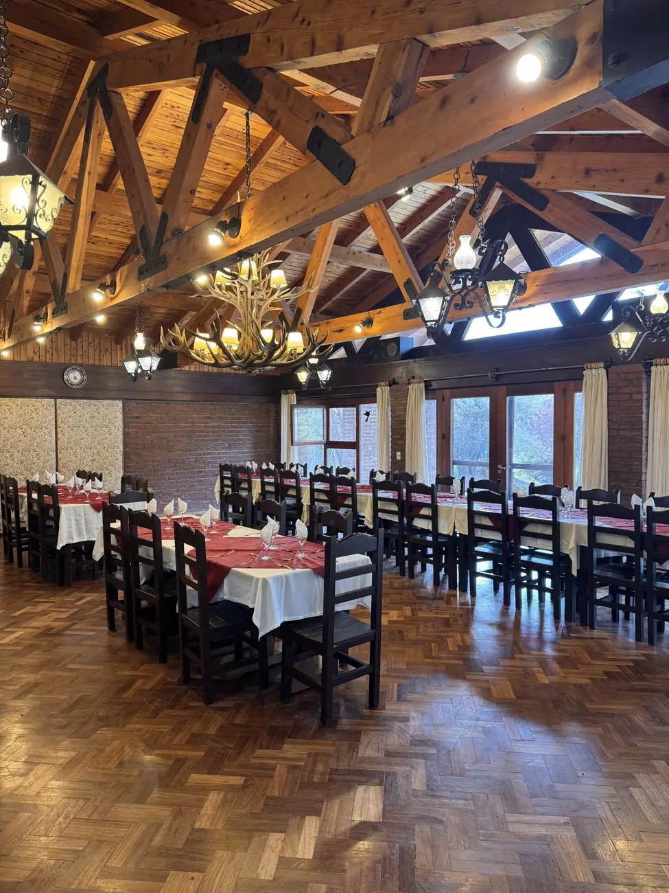 Sala del restaurante preparada