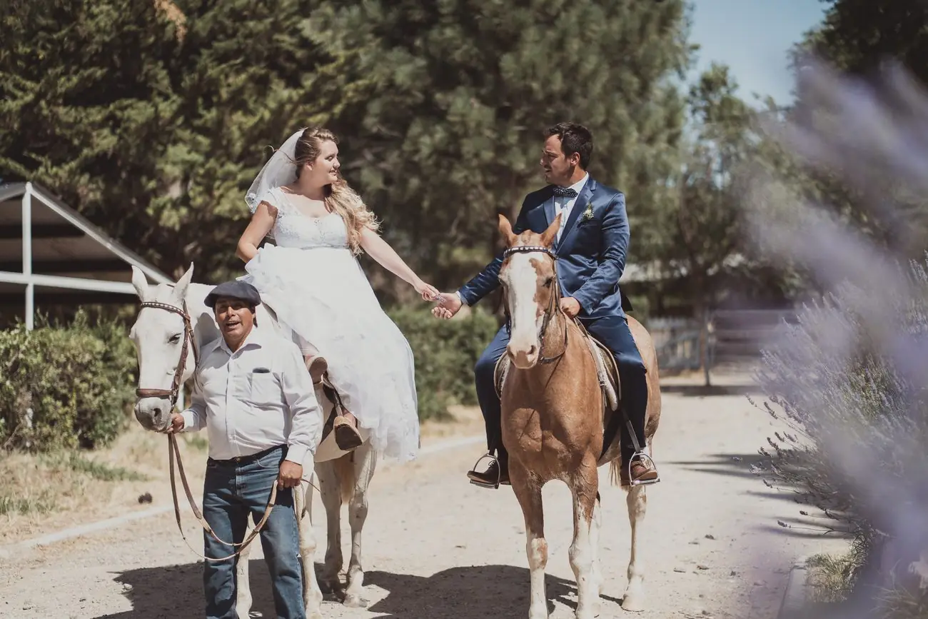 Novios a caballo al salir