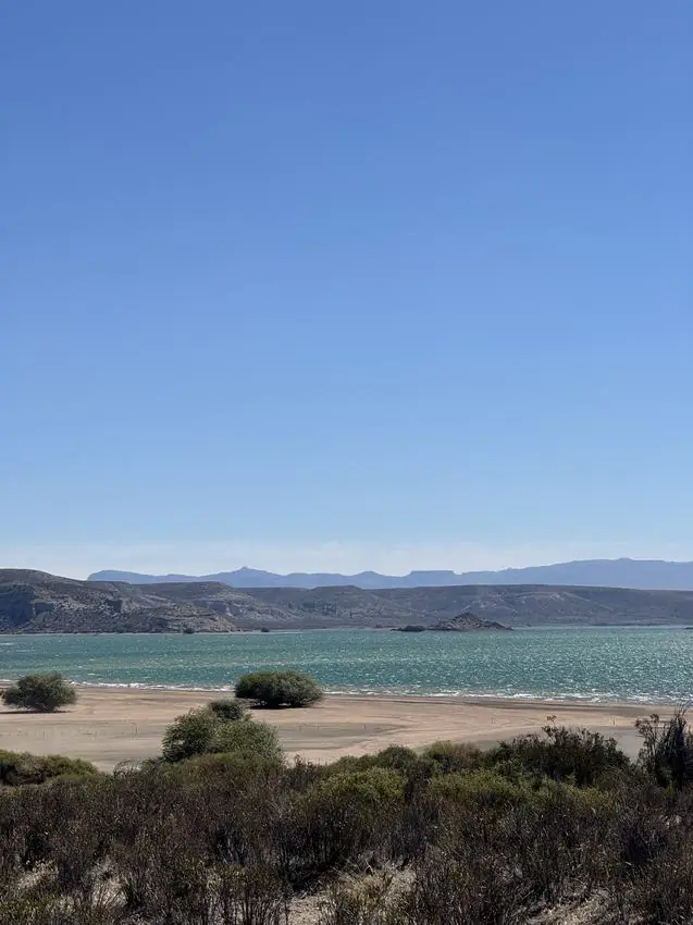 Costa del embalse Piedra del Águila