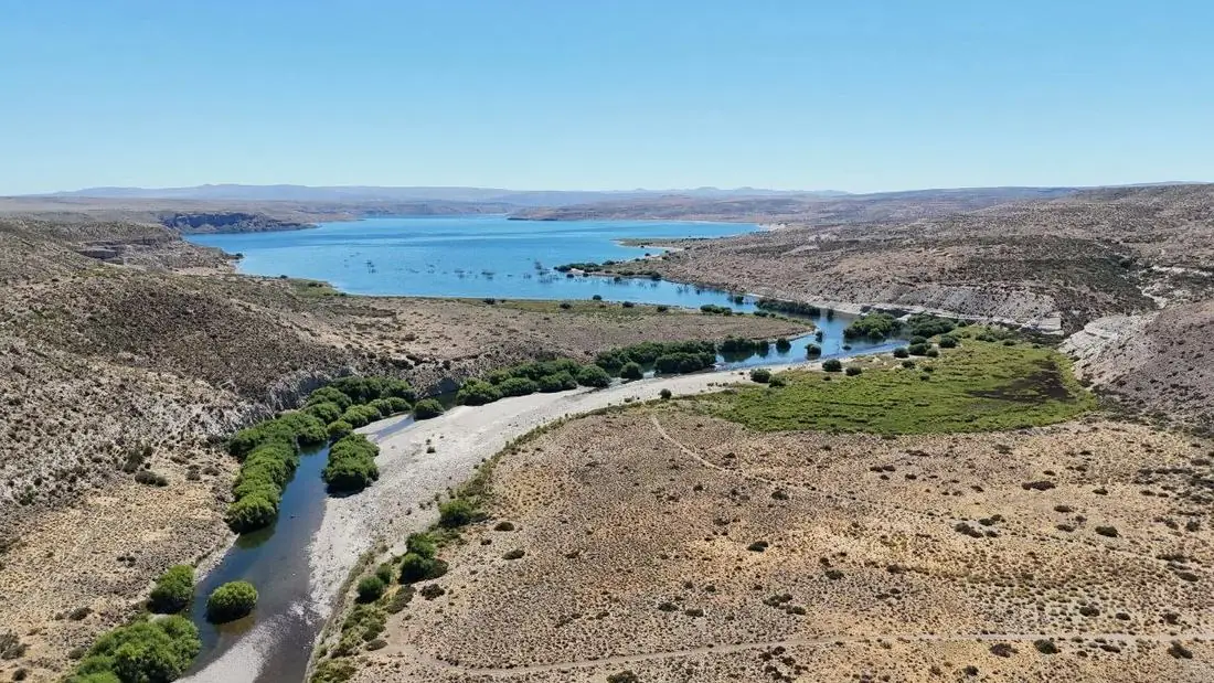 Vista aérea del río desembocando en el embalse