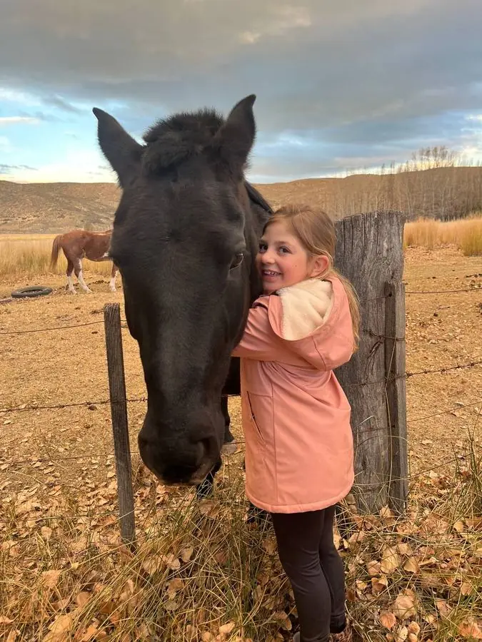 Niña con caballo en la estancia