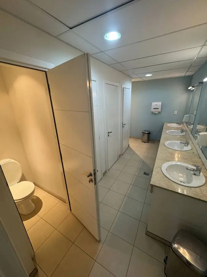 Pasillo y ba&ntilde;os Paso Flores