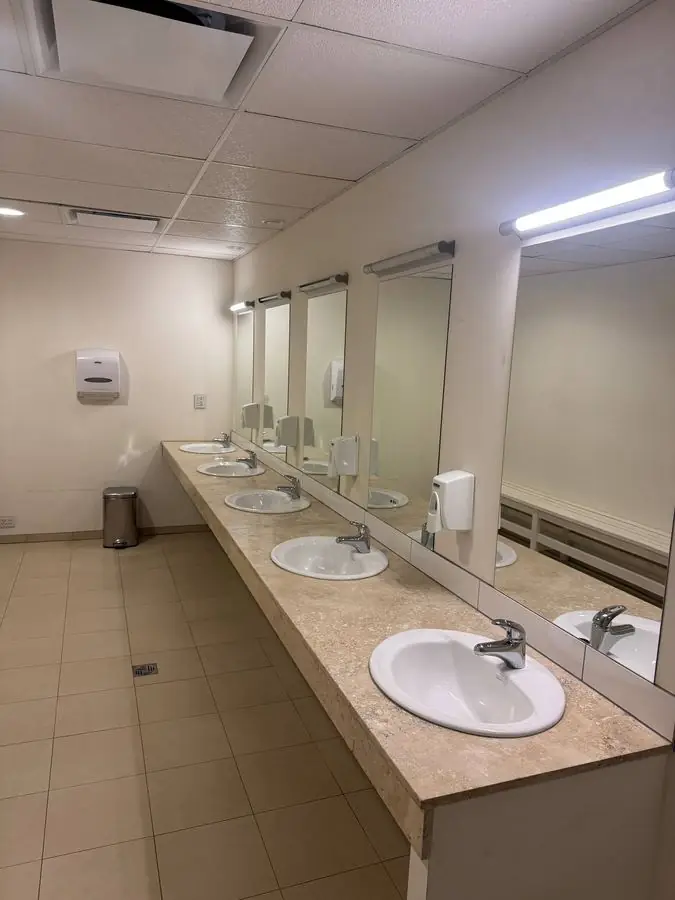 Ba&ntilde;os compartidos Paso Flores