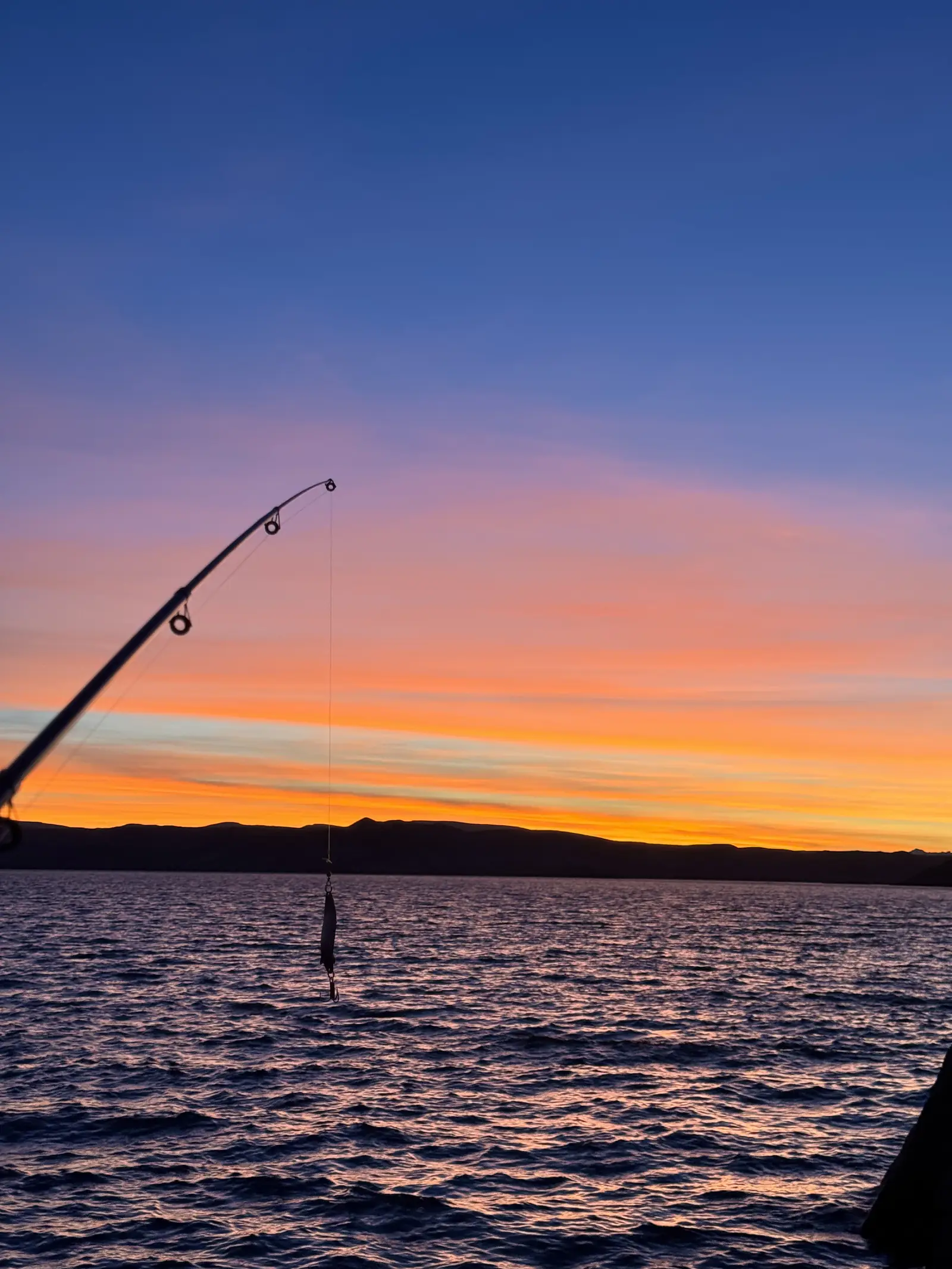 Pesca al atardecer en el lago